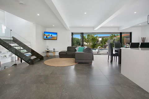 Essence Of Broadbeach - Pubs and Clubs 1