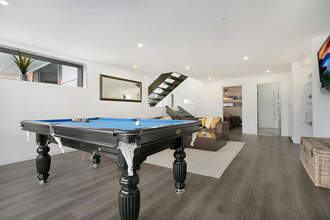 Essence Of Broadbeach - Pubs and Clubs 2