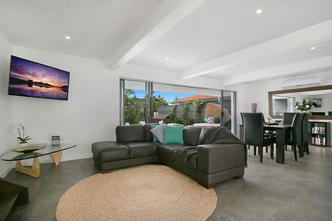 Essence Of Broadbeach - Pubs and Clubs 3
