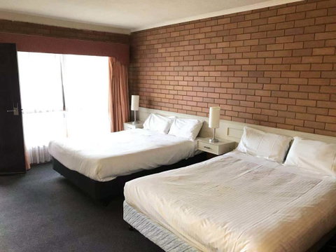 Essendon Motel - Go Out 1