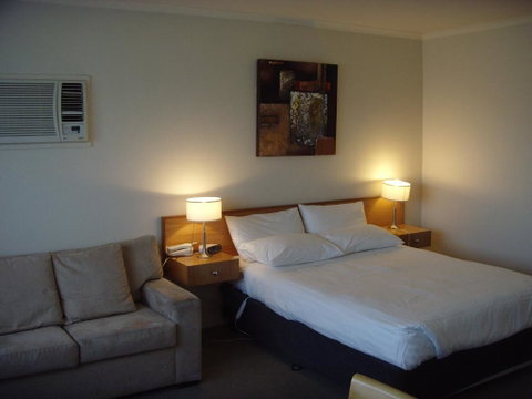 Essendon Motel - Go Out 2