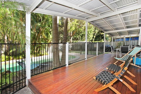 FABULOUS HOLIDAY HIDEAWAY - COOLUM BEACH - Pubs and Clubs 1