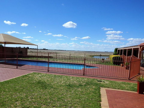 Fairways Bed & Breakfast At Jerilderie - Pubs and Clubs 1
