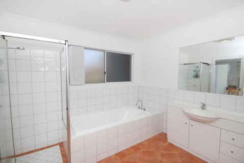 FANTASTIC HOLIDAY UNIT IN A PERFECT LOCATION - Pubs and Clubs 1