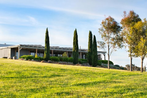 Farmer Smith Estate - Sunrise Retreat - Pubs and Clubs 3