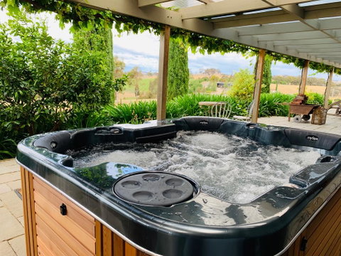 Farmer Smith Estate - Sunrise Retreat - Pubs and Clubs 1