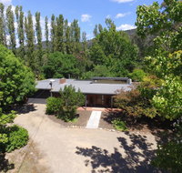 Farrington House - On the banks of the Ovens River - Pubs and Clubs