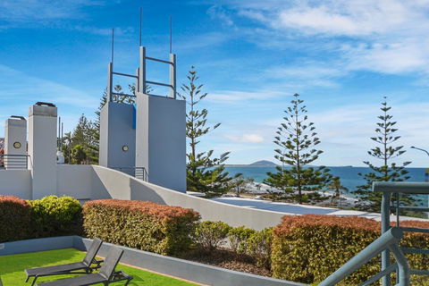FAVOURITE GET-AWAY ON THE BEACHFRONT - Pubs and Clubs 3