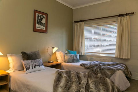 Feathertop Alpine Lodge - Pubs and Clubs 1