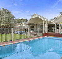 Fern Beach House - Pubs and Clubs