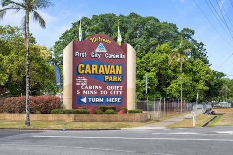 First City Caravilla - Pubs and Clubs 0