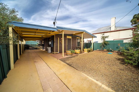 Flinders Ranges Bed And Breakfast - Pubs and Clubs 1