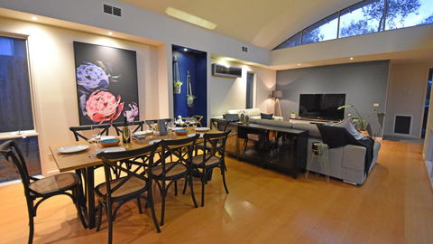 FLORENCE HOUSE Sundrenched Luxury With Pool & Deck - Pubs and Clubs 3