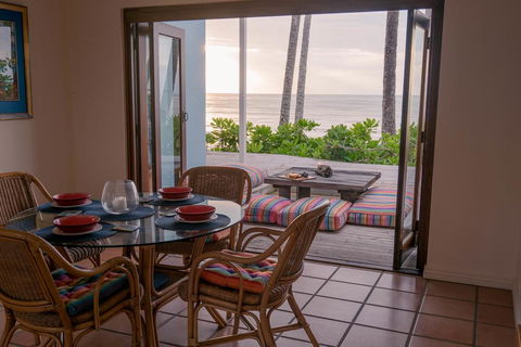 Frangipani Beach House - Newell Beach - Pubs and Clubs 2