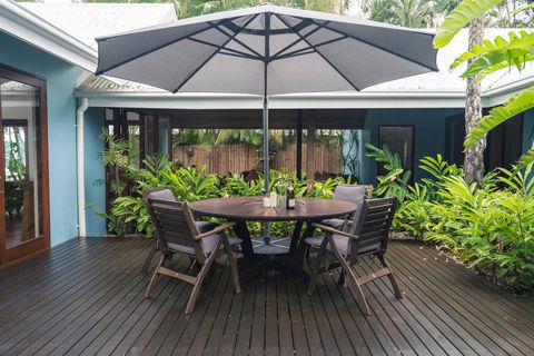 Frangipani Beach House - Newell Beach - Pubs and Clubs 3