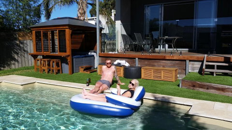 Frankston Hilltop Retreat - Pubs and Clubs 1