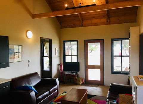 French Island Cottage - Pubs and Clubs 3