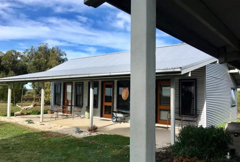 French Island Cottage - Pubs and Clubs 0