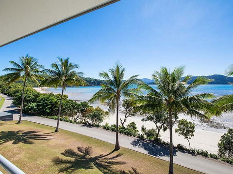 Fully Renovated Frangipani Beach Front Apartments - Pubs and Clubs 3
