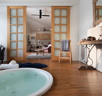 Gables Bend Spa Villa - Pubs and Clubs