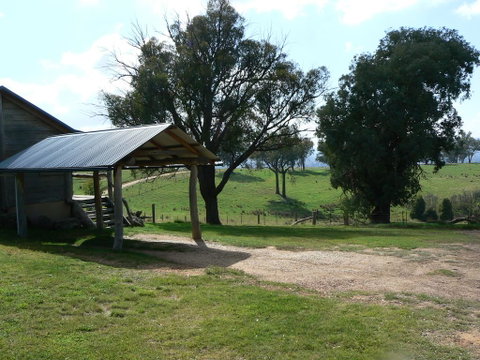 Gaddleen Grove Cottages - Pubs and Clubs 1