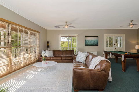 Gather At 65 Main In Hepburn Springs - Go Out 2
