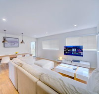 GCHM Beachside Getaway with Netflix  Wi-Fi - Pubs and Clubs