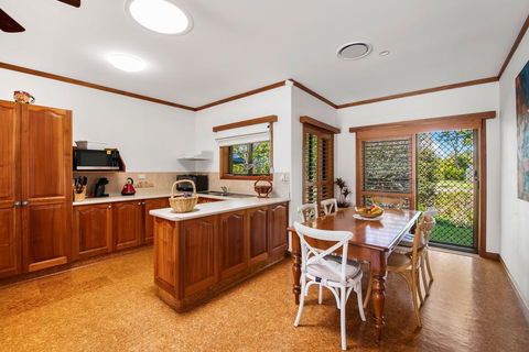 Getaway Haven In The Noosa Surrounds - Pubs and Clubs 2