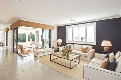 Getaway On Poplars - Comfortable And Well-appointed - Pubs and Clubs 2