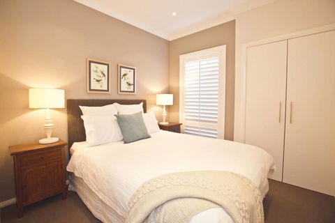 Getaway On Poplars - Comfortable And Well-appointed - Pubs and Clubs 3