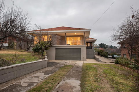 Gippsland Twelve-Spacious And Central With Off Street Parking - Pubs and Clubs 2