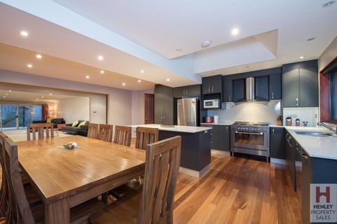 Gippsland Twelve-Spacious And Central With Off Street Parking - Pubs and Clubs 0