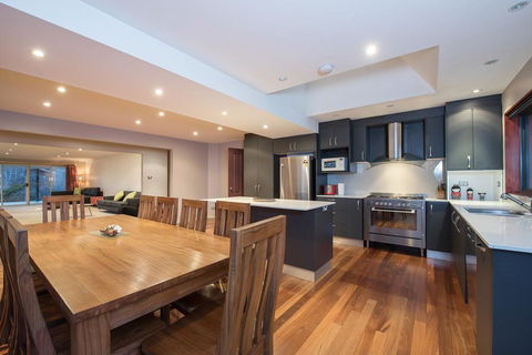 Gippsland Twelve-Spacious And Central With Off Street Parking - Pubs and Clubs 1