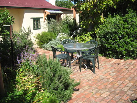 Goat Square Cottages - Pubs and Clubs 3
