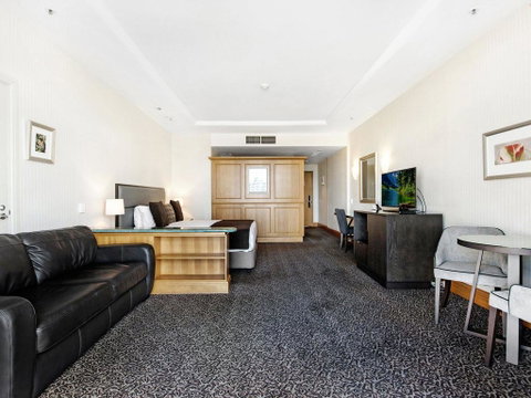 Gold Tower In The Oaks Hotel Surfers Paradise - 1019 - Pubs and Clubs 1