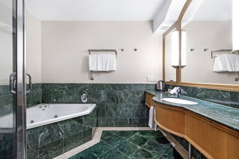 Gold Tower Private Hotel Suite With Ocean Views - Pubs and Clubs 2