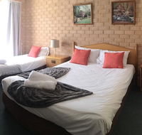 Golden Chain Aalana Motor Inn - Pubs and Clubs