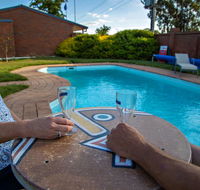 Golden Country Motel and Caravan Park - Pubs and Clubs
