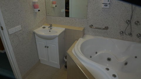 Golden Leaf Motel - Pubs and Clubs 3