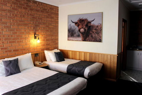 Golden River Motor Inn - Pubs and Clubs 2