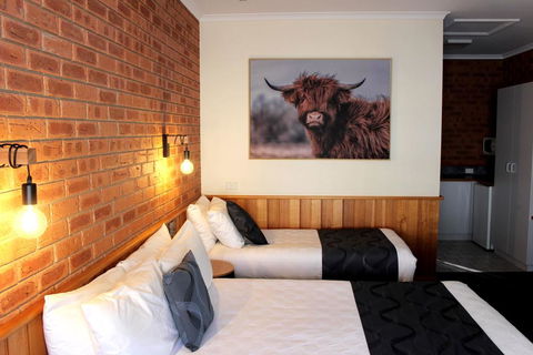 Golden River Motor Inn - Pubs and Clubs 3