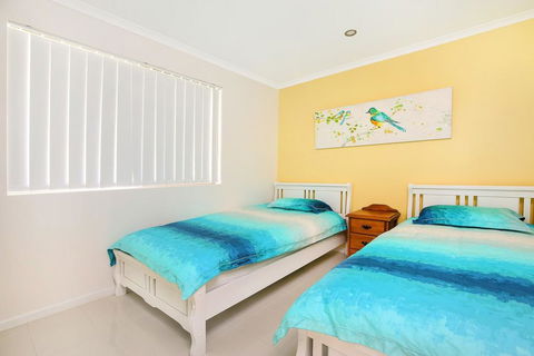 Golden Shores Unit 1, 21 Landsborough Parade - Go Out 3