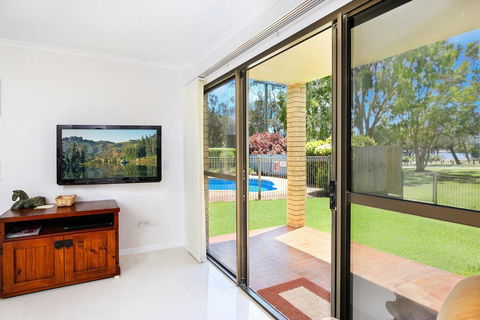 Golden Shores Unit 1, 21 Landsborough Parade - Go Out 2