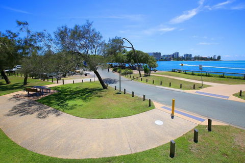 Golden Shores Unit 1, 21 Landsborough Parade - Go Out 1