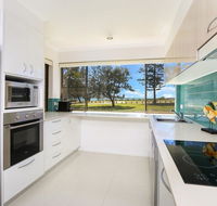 Golden Shores Unit 1 21 Landsborough Parade - Go Out