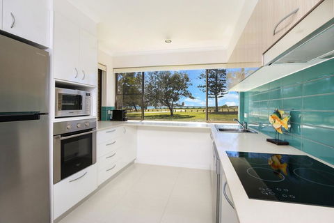 Golden Shores Unit 1, 21 Landsborough Parade - Go Out 0