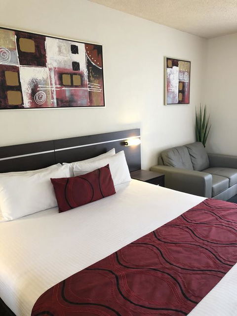 Golden West Motor Inn - Pubs and Clubs 1