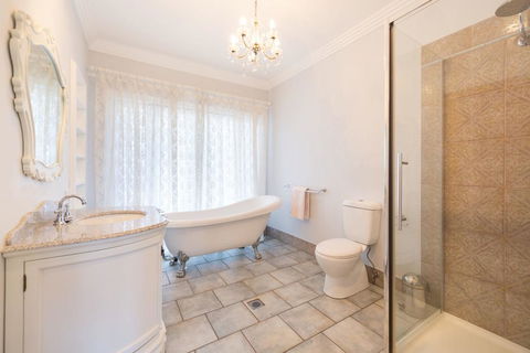 Gorgeous Alma St Villa - Pubs and Clubs 3