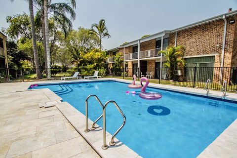 Gosford Resort And Conference Centre (Previously Known The Willows) - Pubs and Clubs 0