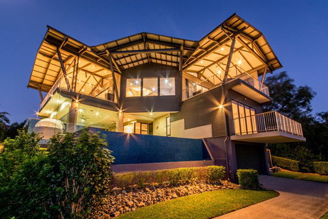 GRAND LUXURY MANSION WITH POOL, 2 BUGGIES AND FABULOUS OCEAN VIEWS - Pubs and Clubs 0
